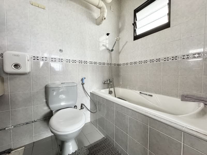 4bedrooms Executive Apartment Youngest Lease EA flat not old type, Choa Chu Kang Drive, 4 Bedrooms, 1,345 sqft, HDB Flat For Sale, by Allen Wee, 500176722 - Bathroom - PropertyGuru.com.sg