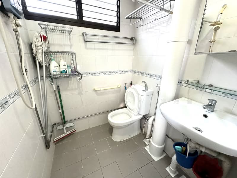 636 Ang Mo Kio Avenue 6, 636 Ang Mo Kio Avenue 6, 3 Bedrooms, 980 sqft, HDB Flat For Rent, by Jaslin Liaw 廖鏸鎣, 500176739 - Common Bathroom - PropertyGuru.com.sg