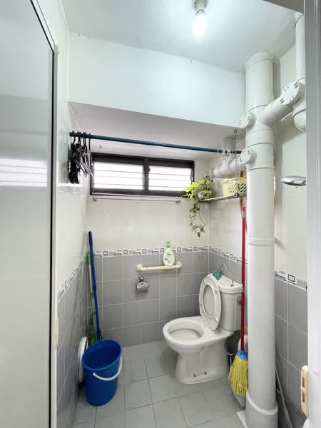 212 Ang Mo Kio Avenue 3, 212 Ang Mo Kio Avenue 3, 2 Bedrooms, 721 sqft, HDB Flat For Rent, by Bennett Lee, 500176744 - Bathroom - PropertyGuru.com.sg