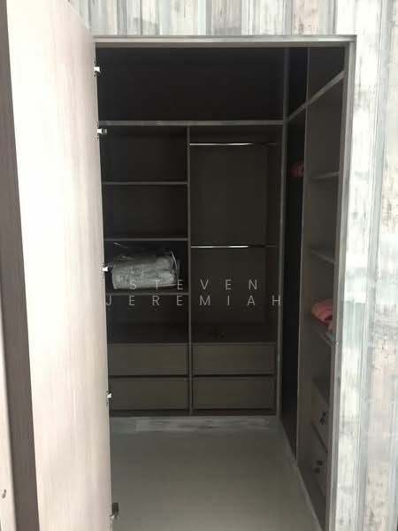 70C Telok Blangah Heights, 70C Telok Blangah Heights, 3 Bedrooms, 1,001 sqft, HDB Flat For Rent, by Steven Jeremiah, 500176753 - Master Bedroom Walk-In Wardrobe - PropertyGuru.com.sg