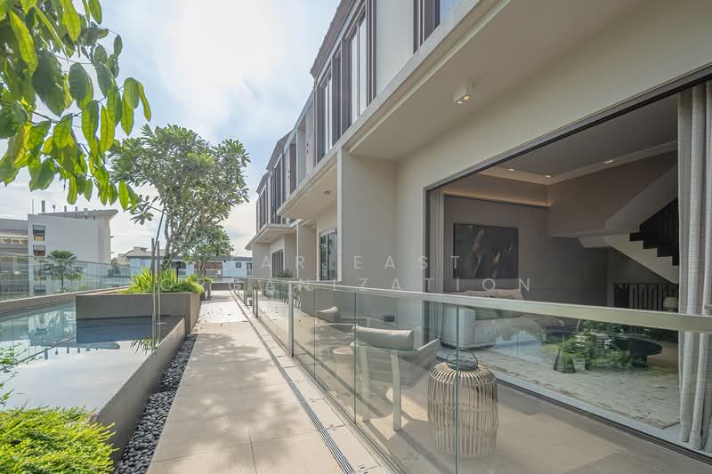 Parksuites, 18 Holland Grove Road, 4 Bedrooms, 3,068 sqft, Condominium For Sale, by Far East Organization, 500176776 - Balcony - PropertyGuru.com.sg