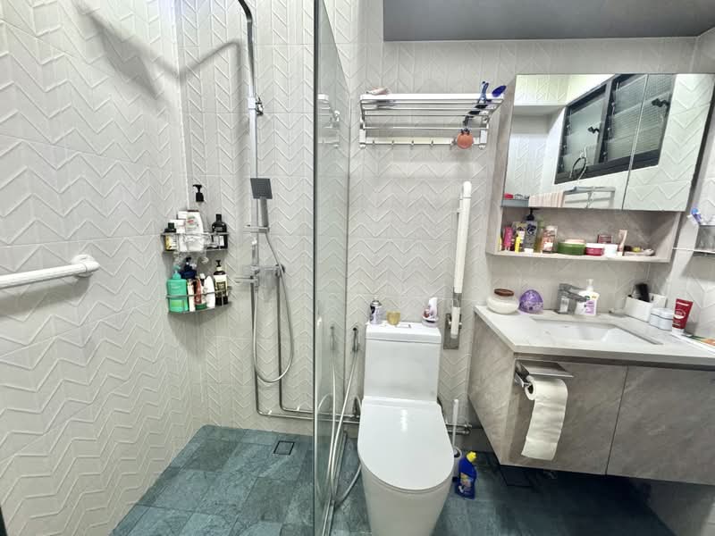 227B Compassvale Drive, 227B Compassvale Drive, 3 Bedrooms, 1,238 sqft, HDB Flat For Sale, by Heidi Ho, 500176810 - Master Bathroom - PropertyGuru.com.sg