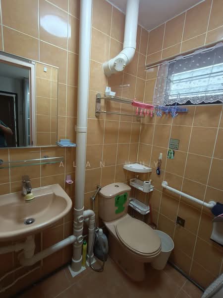 428 Clementi Avenue 3, 428 Clementi Avenue 3, Room Rental, 300 sqft, HDB Flat For Rent, by Alan Huy, 500176859 - Bathroom - PropertyGuru.com.sg