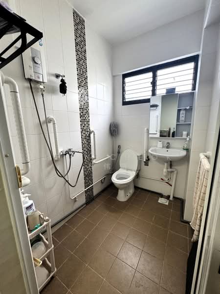112 Pending Road, 112 Pending Road, 3 Bedrooms, 689 sqft, HDB Flat For Sale, by John Cheok 石伟诘, 500176863 - Bathroom - PropertyGuru.com.sg