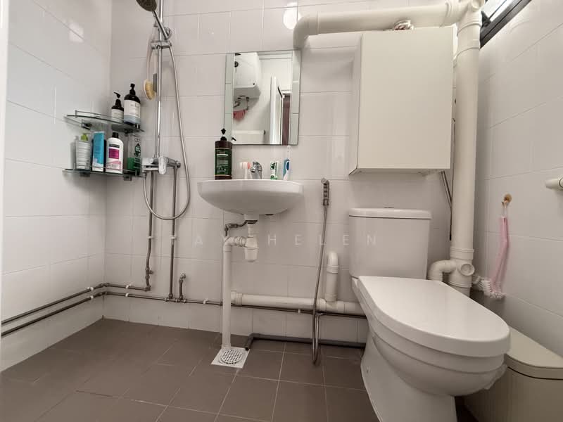 269 Tampines Street 21, 269 Tampines Street 21, 2 Bedrooms, 872 sqft, HDB Flat For Rent, by TAY HELEN, 500176878 - Bathroom - PropertyGuru.com.sg