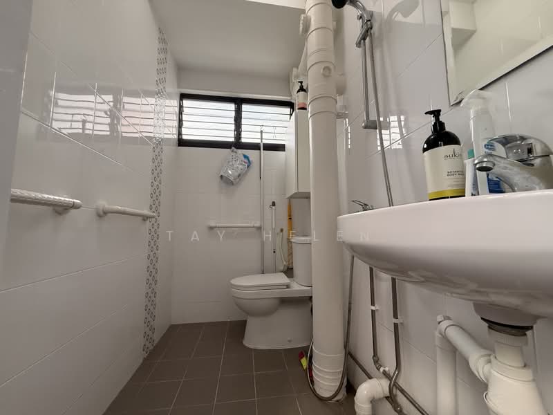 269 Tampines Street 21, 269 Tampines Street 21, 2 Bedrooms, 872 sqft, HDB Flat For Rent, by TAY HELEN, 500176878 - Bathroom - PropertyGuru.com.sg
