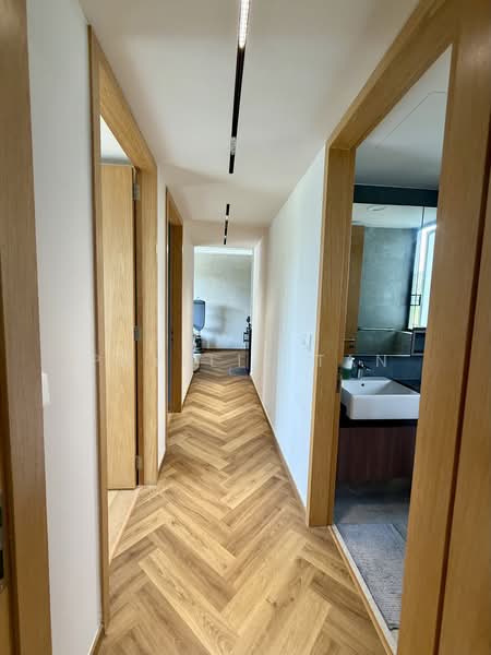 Midwood, 8 Hillview Rise, 3 Bedrooms, 990 sqft, Condominium For Sale, by Phyllis Tan, 500176880 - Corridor - PropertyGuru.com.sg