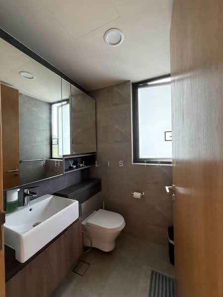 Midwood, 8 Hillview Rise, 3 Bedrooms, 990 sqft, Condominium For Sale, by Phyllis Tan, 500176880 - Common Bathroom - PropertyGuru.com.sg