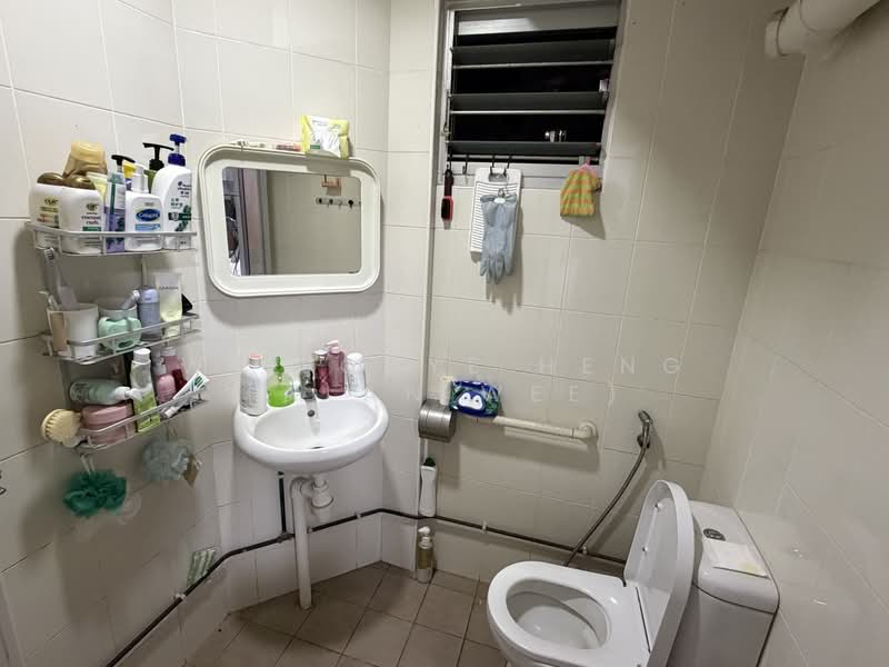 211 Jurong East Street 21, 211 Jurong East Street 21, 3 Bedrooms, 1,011 sqft, HDB Flat For Sale, by Wee Chye Heng (Alan Wee), 500176906 - Bathroom - PropertyGuru.com.sg