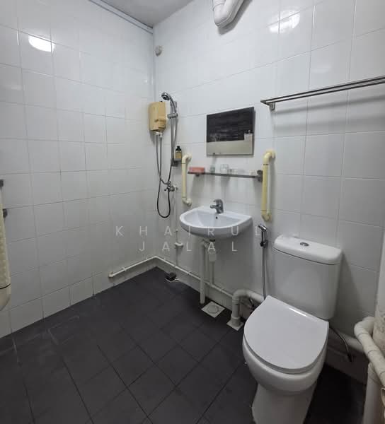 237 Tampines Street 21, 237 Tampines Street 21, 2 Bedrooms, 785 sqft, HDB Flat For Sale, by Khairul Jalal, 500176910 - Bathroom - PropertyGuru.com.sg