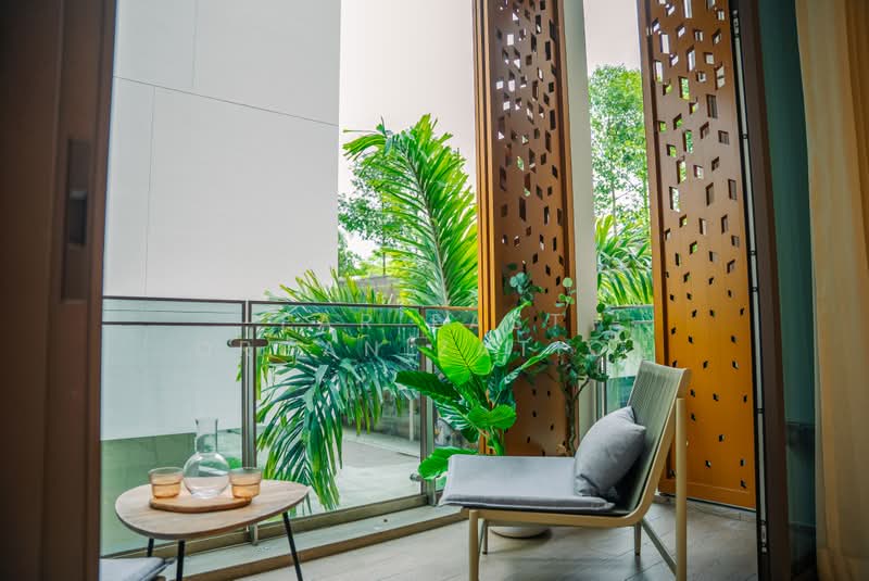 Parksuites, 18 Holland Grove Road, 2 Bedrooms, 786 sqft, Condominium For Sale, by Far East Organization, 500176923 - Balcony - PropertyGuru.com.sg