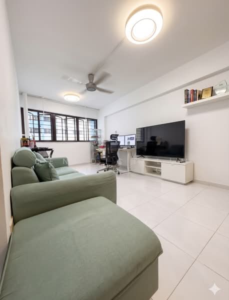 692B Choa Chu Kang Crescent, 692B Choa Chu Kang Crescent, 3 Bedrooms, 1,184 sqft, HDB Flat For Sale, by Benedict Lim Kim Heng, 500176928 - Living Room - PropertyGuru.com.sg