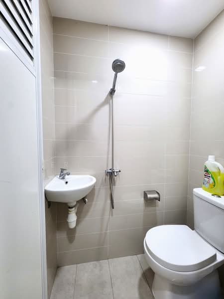 Symphony Suites, 11 Yishun Close, 3 Bedrooms, 915 sqft, Condominium For Sale, by Eric Wong, 500176945 - Bathroom - PropertyGuru.com.sg