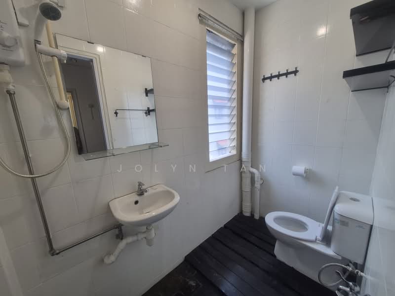 Near 2 MRTs - Chinatown 3 Shophouse Spaces For Rent!, Temple Street, Boat Quay / Raffles Place / Marina, 900 sqft, Shop / Shophouse For Rent, by Jolyn Tan, 500176981 - Bathroom - CommercialGuru.com.sg