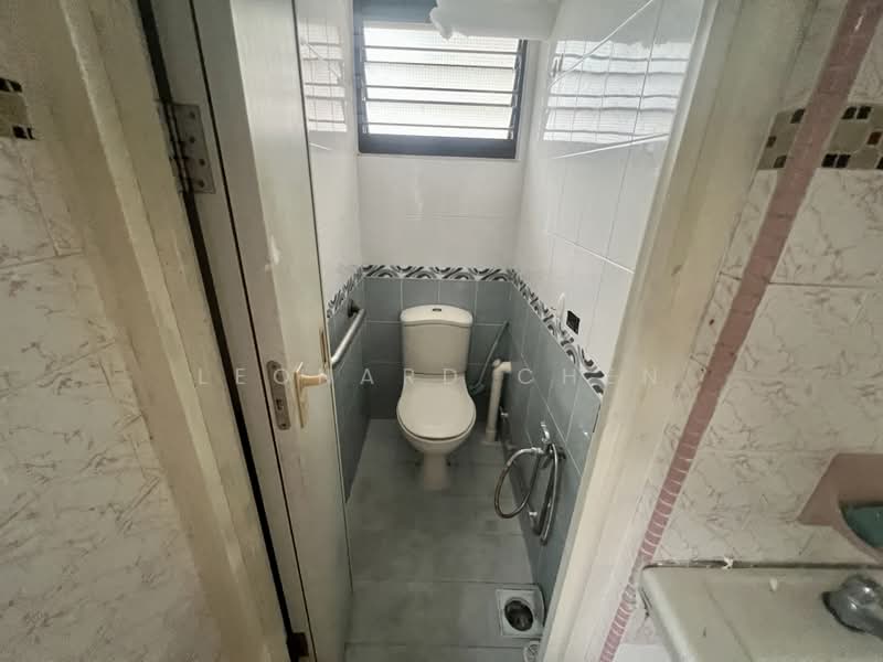 1 Bedok South Avenue 1, 1 Bedok South Avenue 1, 2 Bedrooms, 635 sqft, HDB Flat For Rent, by Leonard Chen, 500177013 - Bathroom - PropertyGuru.com.sg