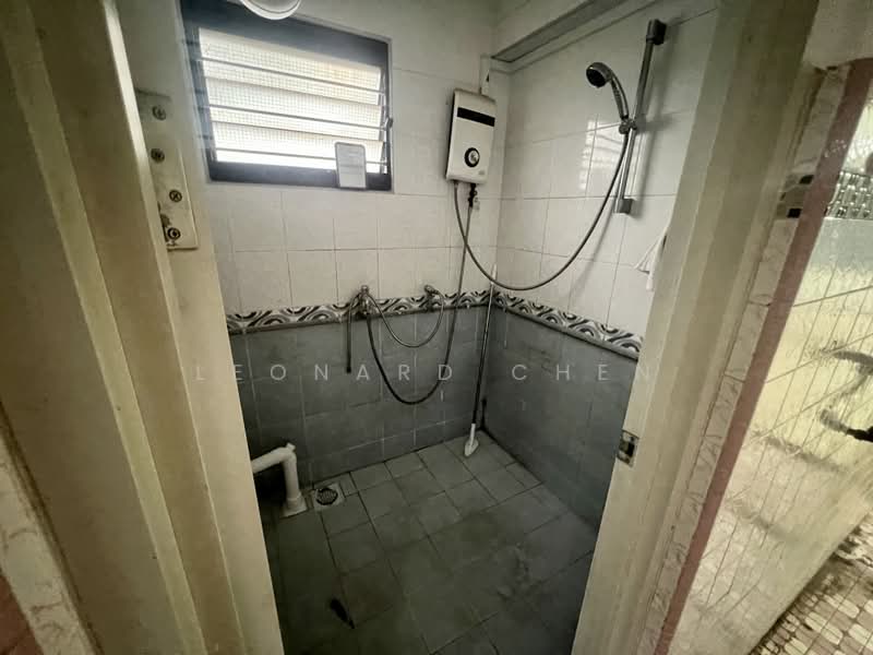 1 Bedok South Avenue 1, 1 Bedok South Avenue 1, 2 Bedrooms, 635 sqft, HDB Flat For Rent, by Leonard Chen, 500177013 - Bathroom - PropertyGuru.com.sg