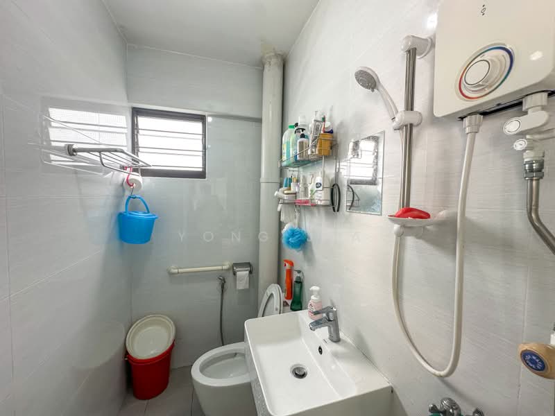 215 Petir Road, 215 Petir Road, 4 Bedrooms, 1,378 sqft, HDB Flat For Sale, by Yong Jia, 500177018 - Bathroom - PropertyGuru.com.sg