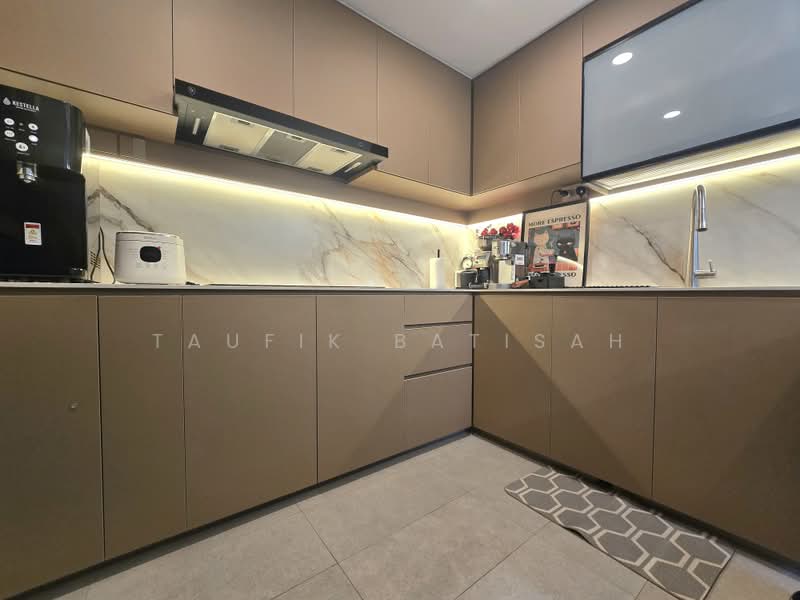 Palm Gardens, 2A Hong San Walk, 2 Bedrooms, 958 sqft, Condominium For Sale, by Taufik Batisah, 500177049 - Kitchen - PropertyGuru.com.sg