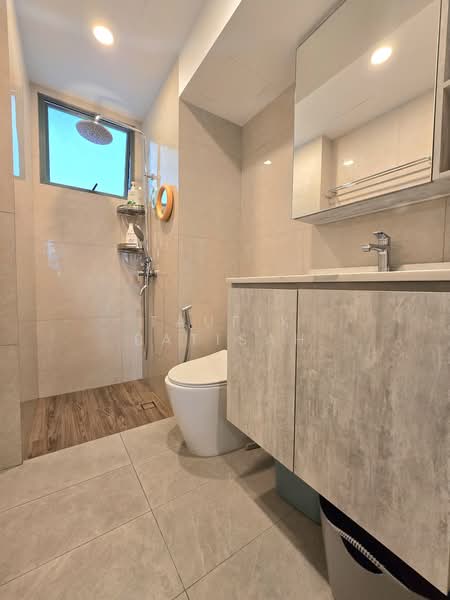 Palm Gardens, 2A Hong San Walk, 2 Bedrooms, 958 sqft, Condominium For Sale, by Taufik Batisah, 500177049 - Bathroom - PropertyGuru.com.sg