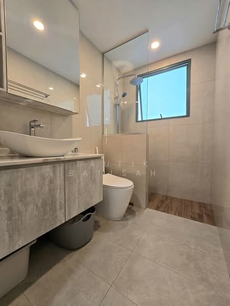 Palm Gardens, 2A Hong San Walk, 2 Bedrooms, 958 sqft, Condominium For Sale, by Taufik Batisah, 500177049 - Bathroom - PropertyGuru.com.sg