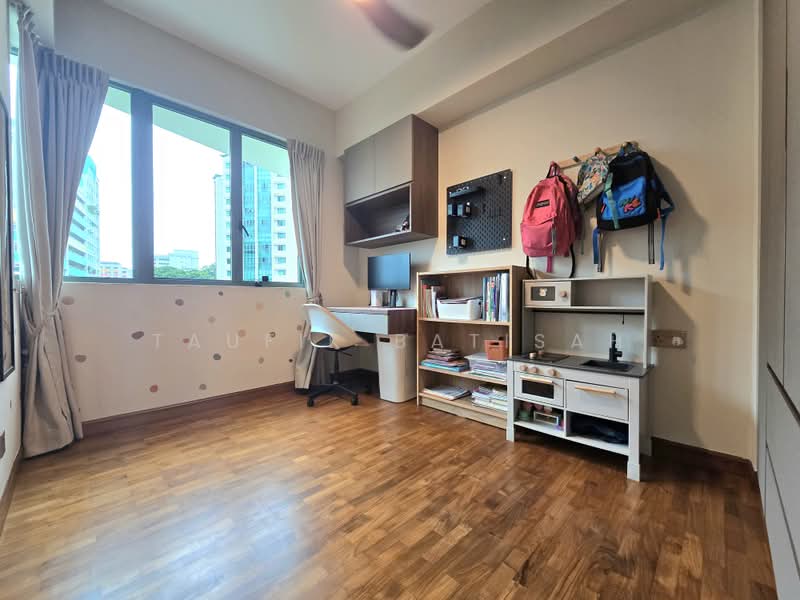 Palm Gardens, 2A Hong San Walk, 2 Bedrooms, 958 sqft, Condominium For Sale, by Taufik Batisah, 500177049 - Common Bedroom - PropertyGuru.com.sg