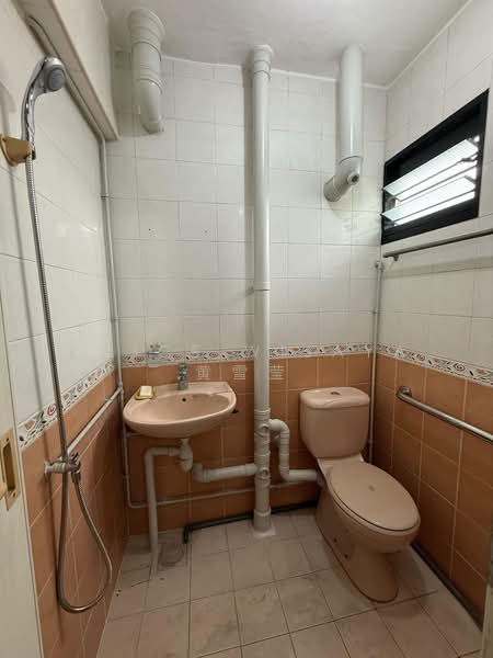321 Ang Mo Kio Avenue 1, 321 Ang Mo Kio Avenue 1, 3 Bedrooms, 1,054 sqft, HDB Flat For Sale, by Alice Wijaya 黄雪莹, 500177072 - Bathroom - PropertyGuru.com.sg