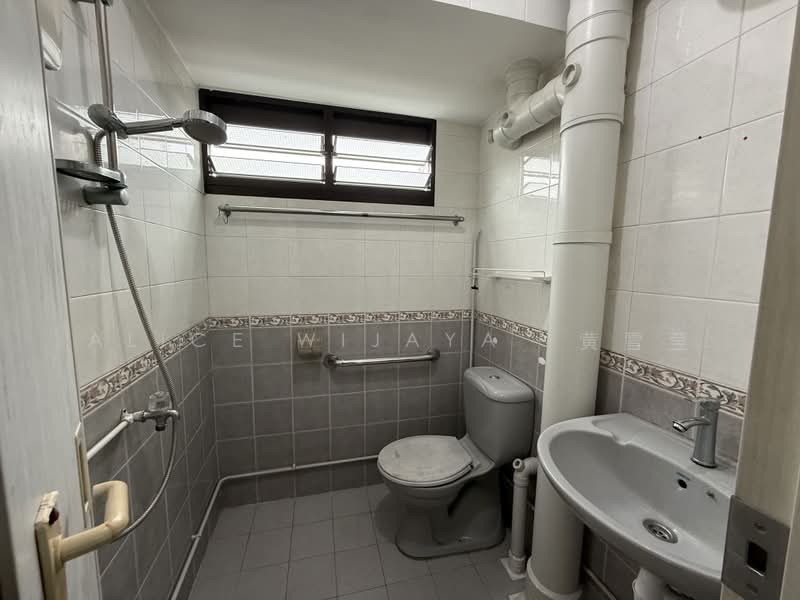 321 Ang Mo Kio Avenue 1, 321 Ang Mo Kio Avenue 1, 3 Bedrooms, 1,054 sqft, HDB Flat For Sale, by Alice Wijaya 黄雪莹, 500177072 - Bathroom - PropertyGuru.com.sg