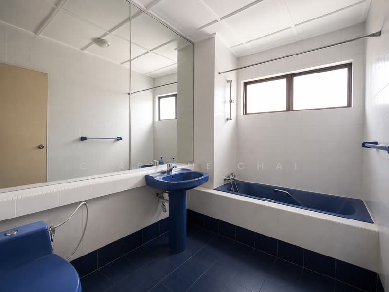 Toh Yi Court, 101 Toh Yi Drive, 3 Bedrooms, 2,034 sqft, Walk-up Apartment For Sale, by Charlene Chai, 500177110 - Bathroom - PropertyGuru.com.sg