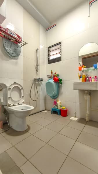 467B Bukit Batok West Avenue 9, 467B Bukit Batok West Avenue 9, 3 Bedrooms, 1,001 sqft, HDB Flat For Sale, by Lim Y X, 500177149 - Bathroom - PropertyGuru.com.sg