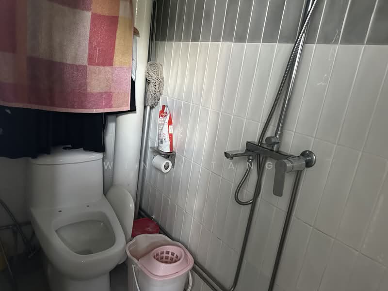 317 Serangoon Avenue 2, 317 Serangoon Avenue 2, 3 Bedrooms, 1,625 sqft, HDB Flat For Sale, by Wendy Tang, 500177164 - Bathroom - PropertyGuru.com.sg
