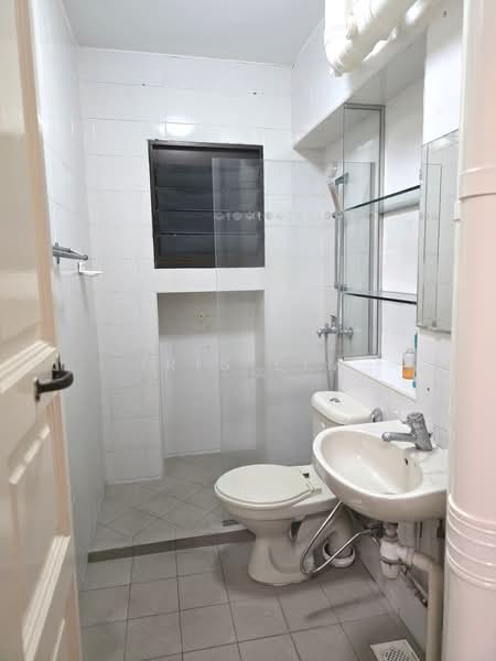 627 Bukit Batok Central, 627 Bukit Batok Central, 3 Bedrooms, 1,505 sqft, HDB Flat For Rent, by Iris Lim, 500177192 - Bathroom - PropertyGuru.com.sg