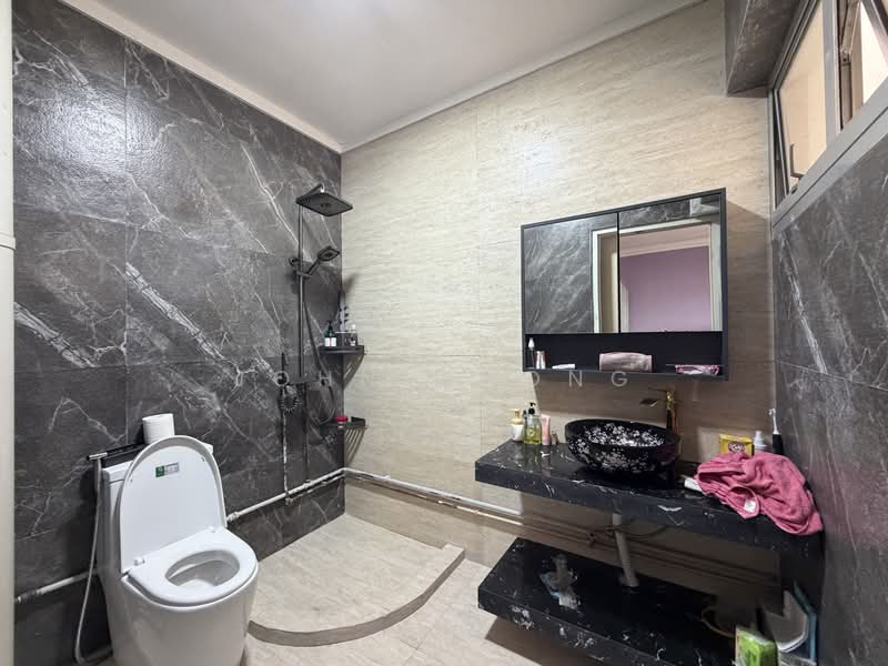 261 Bishan Street 22, 261 Bishan Street 22, 4 Bedrooms, 1,572 sqft, HDB Flat For Rent, by John Chong, 500177238 - Bathroom - PropertyGuru.com.sg