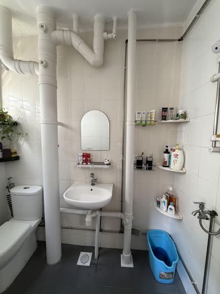 667 Hougang Avenue 4, 667 Hougang Avenue 4, 3 Bedrooms, 1,108 sqft, HDB Flat For Sale, by Ahmad Ibrahim, 500177262 - Bathroom - PropertyGuru.com.sg