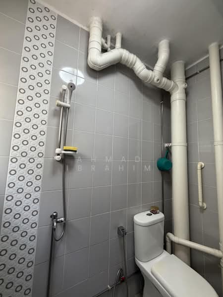 667 Hougang Avenue 4, 667 Hougang Avenue 4, 3 Bedrooms, 1,108 sqft, HDB Flat For Sale, by Ahmad Ibrahim, 500177262 - Bathroom - PropertyGuru.com.sg