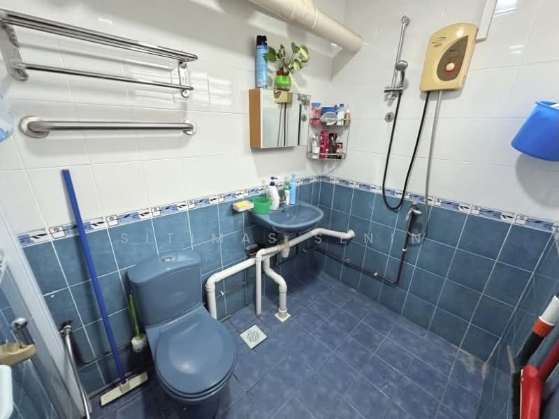 403 Jurong West Street 42, 403 Jurong West Street 42, 3 Bedrooms, 1,140 sqft, HDB Flat For Sale, by Sitimas Senin, 500177279 - Bathroom - PropertyGuru.com.sg
