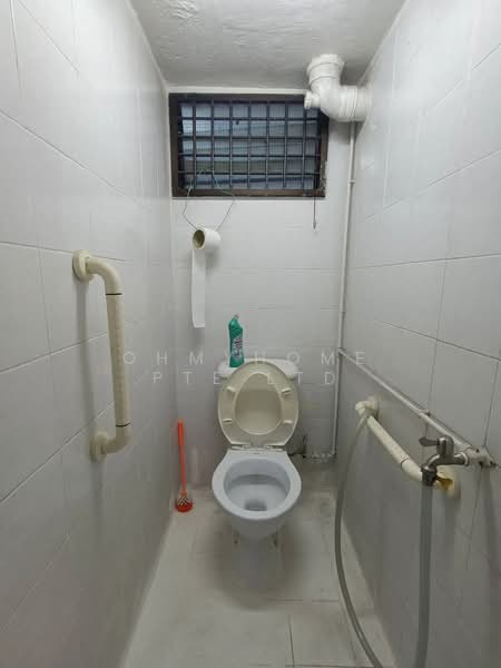 168 Stirling Road, 168 Stirling Road, 2 Bedrooms, 646 sqft, HDB Flat For Sale, by EVON NG, 500177280 - Bathroom - PropertyGuru.com.sg