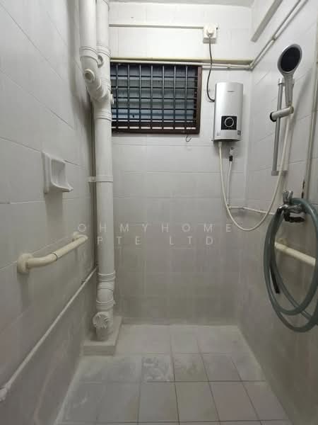 168 Stirling Road, 168 Stirling Road, 2 Bedrooms, 646 sqft, HDB Flat For Sale, by EVON NG, 500177280 - Bathroom - PropertyGuru.com.sg