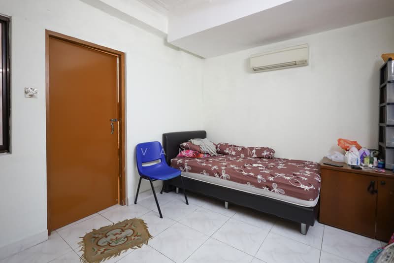 Detached House Near Nex Shopping Mall, , 4 Bedrooms, 3,800 sqft, Detached House For Sale, by Ivan Lam, 500177307 - Bedroom - PropertyGuru.com.sg