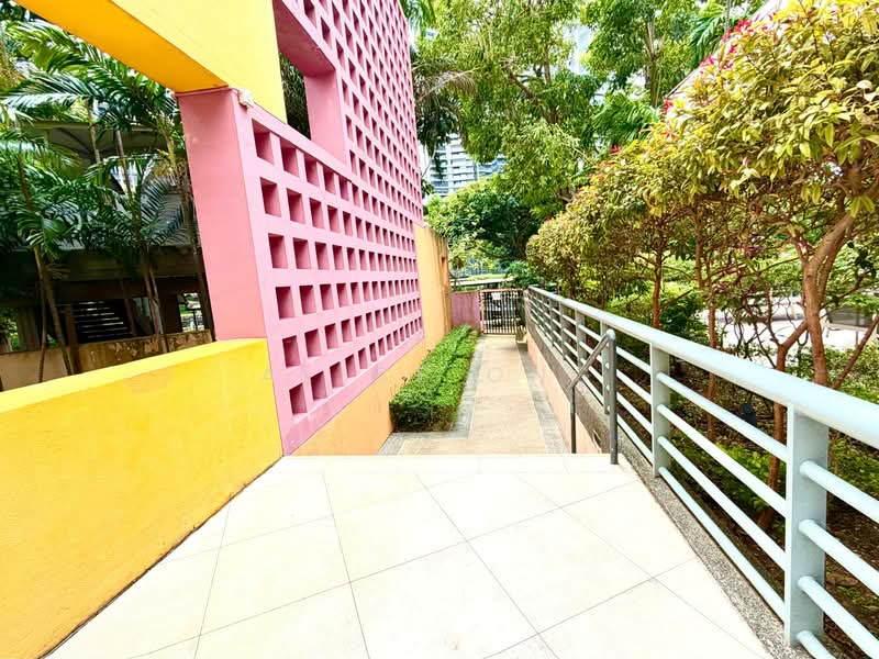 Tanglin View, 150 Prince Charles Crescent, 3 Bedrooms, 1,141 sqft, Condominium For Sale, by Alice Ong, 500177395 - Side gate to bus stop and MRT - PropertyGuru.com.sg