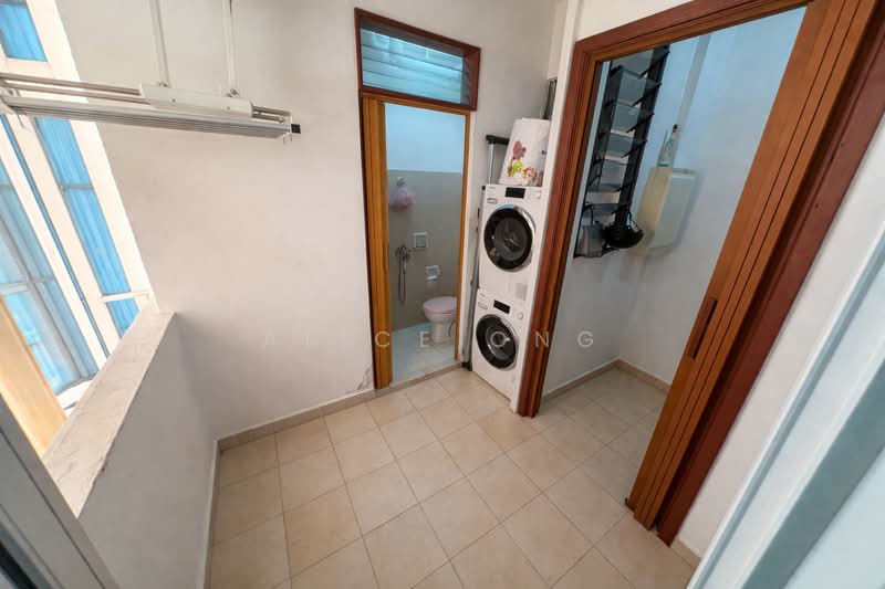 Tanglin View, 150 Prince Charles Crescent, 3 Bedrooms, 1,141 sqft, Condominium For Sale, by Alice Ong, 500177395 - Utility room, Yard, WC - PropertyGuru.com.sg