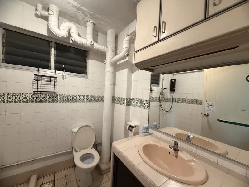 429 Choa Chu Kang Avenue 4, 429 Choa Chu Kang Avenue 4, 3 Bedrooms, 1,140 sqft, HDB Flat For Rent, by Clive Gum, 500177474 - Bathroom - PropertyGuru.com.sg