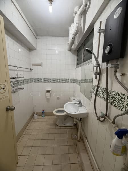 429 Choa Chu Kang Avenue 4, 429 Choa Chu Kang Avenue 4, 3 Bedrooms, 1,140 sqft, HDB Flat For Rent, by Clive Gum, 500177474 - Bathroom - PropertyGuru.com.sg