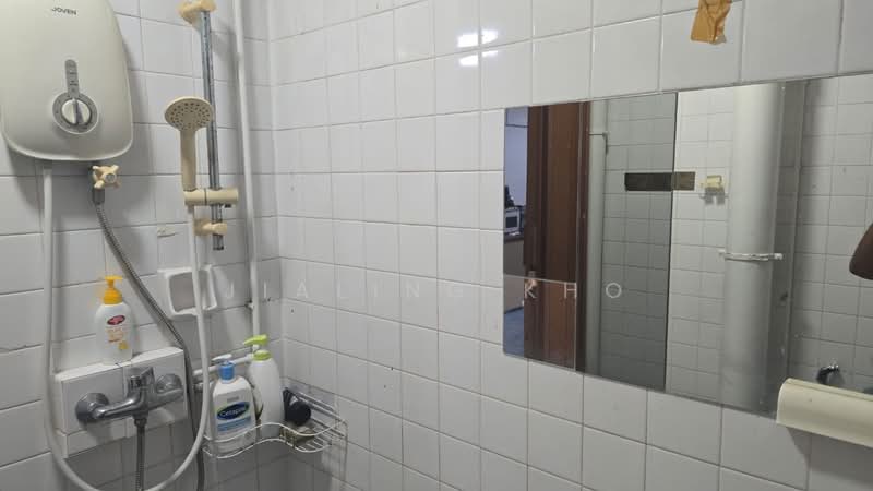 414 Jurong West Street 42, 414 Jurong West Street 42, 2 Bedrooms, 1,108 sqft, HDB Flat For Rent, by Jialing Kho, 500177484 - Bathroom - PropertyGuru.com.sg