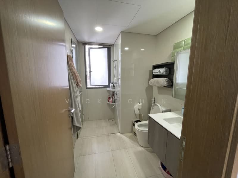 Lakeville, 1 Jurong Lake Link, 4 Bedrooms, 1,302 sqft, Condominium For Sale, by Vicky Chen, 500177492 - Bathroom - PropertyGuru.com.sg