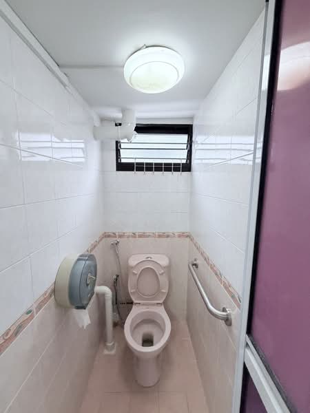 53 Sims Place, 53 Sims Place, 2 Bedrooms, 818 sqft, HDB Flat For Rent, by Joseph Ng 黄德顺, 500177493 - Bathroom - PropertyGuru.com.sg
