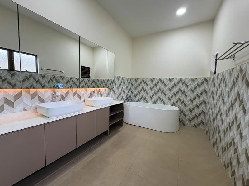 Cluny Park, 91 Cluny Park, 5 Bedrooms, 3,500 sqft, Detached House For Sale, by Vera Wang, 500177506 - Bathroom - PropertyGuru.com.sg