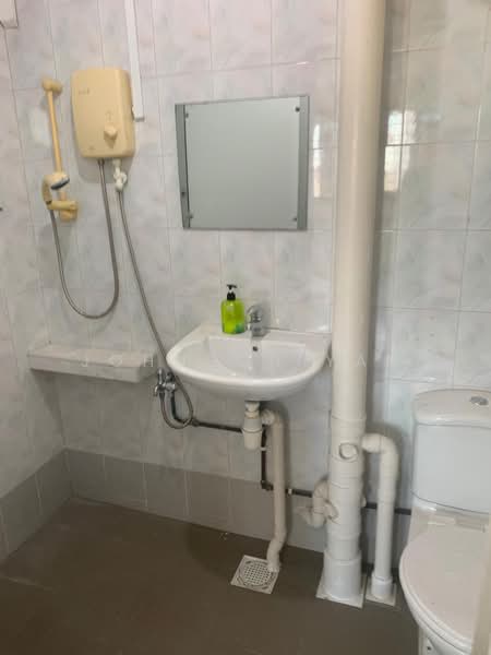414 Bedok North Avenue 2, 414 Bedok North Avenue 2, 3 Bedrooms, 1,280 sqft, HDB Flat For Sale, by Johnson Yan, 500177526 - Bathroom - PropertyGuru.com.sg