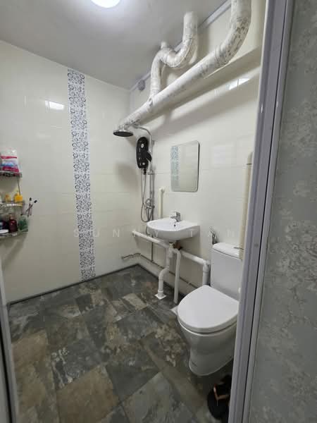 241 Hougang Street 22, 241 Hougang Street 22, 2 Bedrooms, 791 sqft, HDB Flat For Sale, by Sunny Tan, 500177530 - Bathroom - PropertyGuru.com.sg