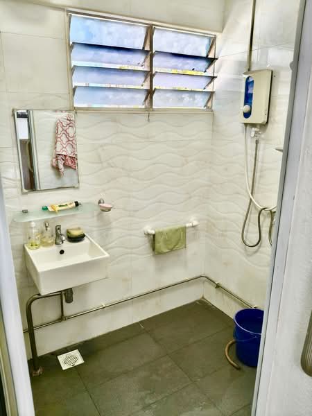 279 Tampines Street 22, 279 Tampines Street 22, 3 Bedrooms, 1,431 sqft, HDB Flat For Sale, by Mohd Yussaini, 500177537 - Bathroom - PropertyGuru.com.sg