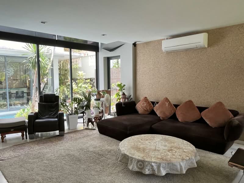 Jalan Rindu, , 5 Bedrooms, 3,800 sqft, Corner Terrace For Sale, by Daniel Gay, 500177557 - Huge Living Room - PropertyGuru.com.sg
